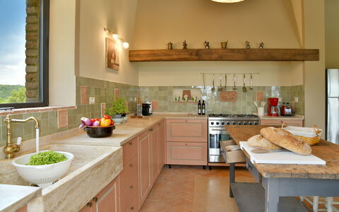 Villa Il Noccioleto: Cucina, Controsoffitto, Mobilia, Cabinetry, Interior Design, Pavimentazione, Legna, Elettrodomestico Da Cucina, Pavimento, Casa