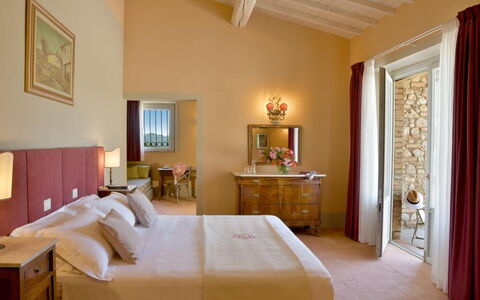 Villa Il Noccioleto: Mobilia, Parete, Interior Design, Camera Da Letto, Letto, Pavimentazione, Pavimento, Camera, Telaio Del Letto, Illuminazione