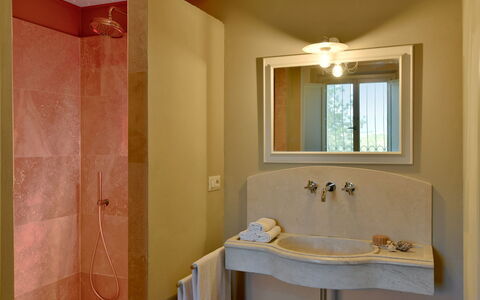 Villa Il Noccioleto: Bagno, Lavandino Del Bagno, Idraulico Fixture, Parete, Interior Design, Pavimentazione, Lavello, Pavimento, Rubinetto, Specchio
