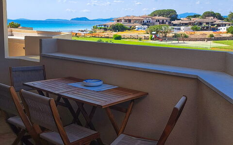 Smeralda Apartment: Appartamento, Balcone, Shade, Color Legno, Mobili Da Esterno