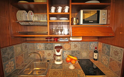 La Casa sulla Piazza: Legna, Cucina, Interior Design, Pavimentazione, Marrone, Cabinetry, Color Legno, Pavimento, Elettrodomestico Da Cucina, Camera
