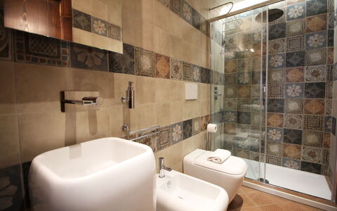La Casa sulla Piazza: Pavimentazione, Bagno, Idraulico Fixture, Toilet Seat, Pavimento, Interior Design, Gabinetto, Idraulico, Piastrella, Lavello