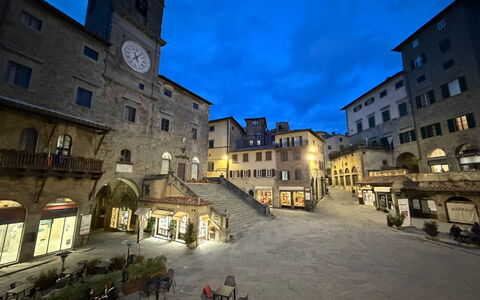La Casa sulla Piazza: Costruzione, Città, Parete, Finestra, Cittadina, Zona Urbana, Facciata, Casa, Spazio Pubblico, Quartiere