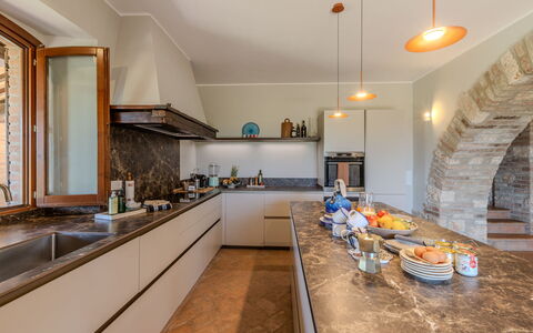 Casale Nido: Cucina, Controsoffitto, Interior Design, Pavimentazione, Legna, Soffitto, Elettrodomestico Da Cucina, Illuminazione, Mobilia, Cabinetry