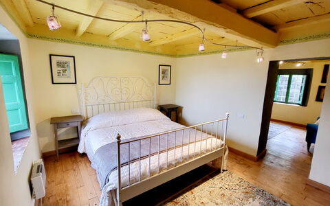 La Casa degli Artisti, Jacuzzi, Marliana: Letto, Interior Design, Camera Da Letto, Mobilia, Pavimento, Parete, Pavimentazione, Bedding, Lenzuolo, Legna