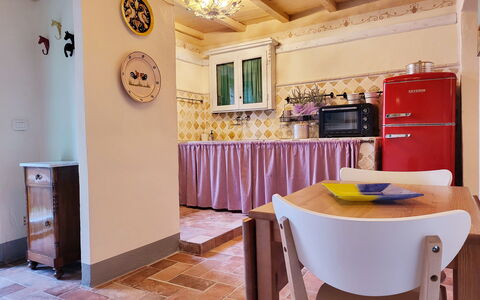 La Casa degli Artisti, Jacuzzi, Marliana: Interior Design, Pavimentazione, Apparecchio Major, Pavimento, Legna, Mobilia, Elettrodomestico Da Cucina, Soffitto, Cucina, Camera