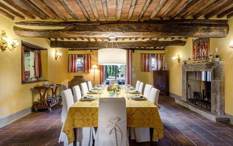 Splendida: Mobilia, Interior Design, Parete, Tavolo, Pavimentazione, Soffitto, Camera, Sedia, Illuminazione, Sala Da Pranzo