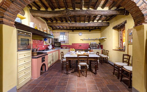 Splendida: Mobilia, Interior Design, Pavimentazione, Parete, Legna, Pavimento, Soffitto, Cucina, Tavolo, Camera