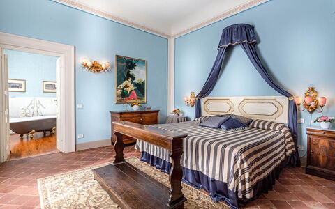 Splendida: Mobilia, Interior Design, Letto, Camera Da Letto, Parete, Pavimentazione, Legna, Pavimento, Lenzuolo, Bedding