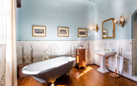 Splendida: Interior Design, Pavimentazione, Idraulico Fixture, Illuminazione, Bagno, Pavimento, Idraulico, Rubinetto, Lampada, Vasca Da Bagno