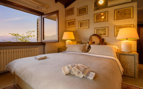 Isa Villa: Parete, Camera Da Letto, Casa, Illuminazione, Cornice, Mobilia, Camera, Letto, Telaio Del Letto, Bedding