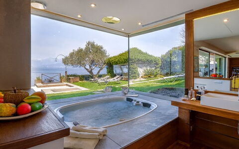 Isa Villa: Mobilia, Interior Design, Ricorrere, Idraulico Fixture, Vasca Da Bagno, Sedia, Piscina, Soffitto, Pianta Della Casa