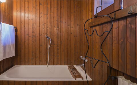 Isa Villa: Legna, Idraulico Fixture, Pavimentazione, Pavimento, Marrone, Idraulico, Bagno, Rubinetto, Color Legno, Camera