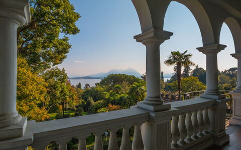 Romantica 16: Colonna, Catena Montuosa, Colonna, Balcone, Villa