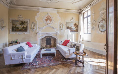 Jasmine Villa: Mobilia, Interior Design, Pavimentazione, Parete, Pavimento, Divano, Legna, Soffitto, Soggiorno, Illuminazione