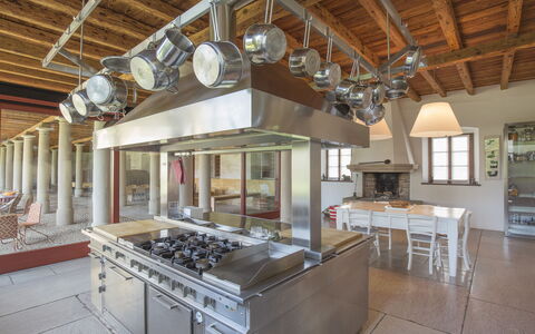 Jasmine Villa: Cucina, Soffitto, Interior Design, Mobilia, Controsoffitto, Lampada, Elettrodomestico Da Cucina, Cabinetry, Cucina & Sala Da Pranzo Tavolo, Elettrodomestico