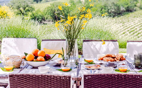 Chateau la Siroque: Tavola, Mobilia, Tavolo, Bicchieri, Tovaglia, Serveware, Cibo, Stemware, Bicchiere Di Vino