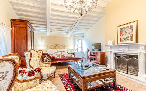 Chateau la Siroque: Mobilia, Interior Design, Divano, Pavimentazione, Soffitto, Pavimento, Camera, Soggiorno, Illuminazione, Casa