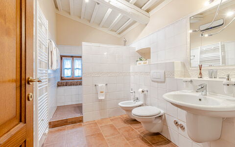 Chateau la Siroque: Pavimentazione, Idraulico Fixture, Interior Design, Bagno, Pavimento, Soffitto, Lavandino Del Bagno, Rubinetto, Idraulico, Lavello