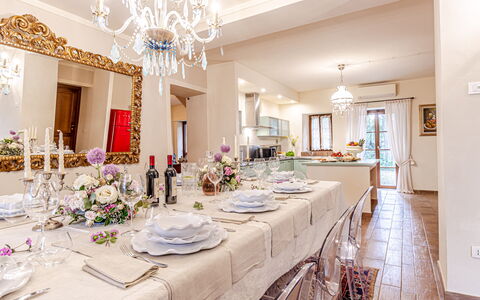 Chateau la Siroque: Mobilia, Interior Design, Tavolo, Soffitto, Sala Da Pranzo, Sedia, Tessile, Pavimentazione, Camera, Cucina & Sala Da Pranzo Tavolo