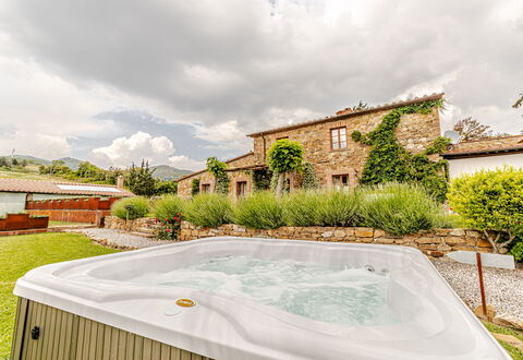 Chateau la Siroque: Piscina, Ricorrere, Giardino, Eco Hotel, Estate, Agriturismo, Hacienda, Cortile, Villa, Terme