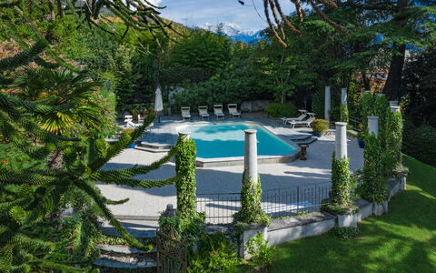 Camilla Villa: Piscina, Giardino, Shade, Mobili Da Esterno, Landscaping, Ricorrere, Sempreverde, Eco Hotel, Ombrello
