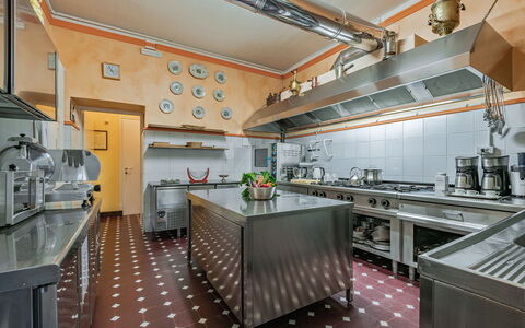Camilla Villa: Cucina, Controsoffitto, Interior Design, Illuminazione, Soffitto, Elettrodomestico Da Cucina, Pavimentazione, Mobilia, Cucina Stufa, Apparecchio Major