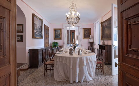 Camilla Villa: Mobilia, Interior Design, Tavolo, Pavimentazione, Legna, Sedia, Pavimento, Sala Da Pranzo, Soffitto, Illuminazione
