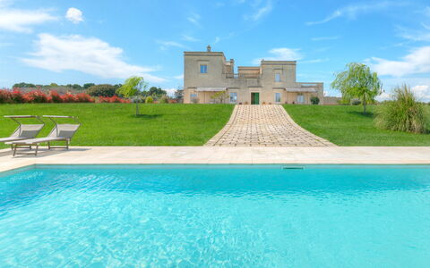 Masseria Ficalindia: Blu, Piscina, Estate, Prato, Giardino, Landscaping, Villa, Cortile, Dimora, Agriturismo