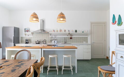 Masseria Ficalindia: Mobilia, Interior Design, Cucina, Pavimentazione, Cabinetry, Controsoffitto, Legna, Pavimento, Soffitto, Lampada