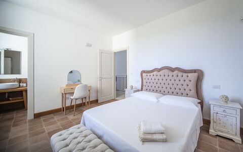 Masseria Ficalindia: Interior Design, Camera Da Letto, Pavimento, Mobilia, Letto, Pavimentazione, Camera, Bedding, Lenzuolo, Appartamento