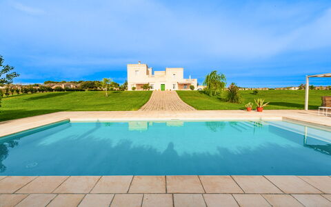 Masseria Ficalindia: Blu, Piscina, Giardino, Prato, Landscaping, Villa