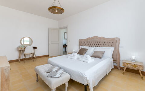 Masseria Ficalindia: Mobilia, Letto, Camera Da Letto, Bedding, Legna, Lenzuolo, Interior Design, Pavimento, Telaio Del Letto, Pavimentazione