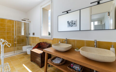Masseria Ficalindia: Interior Design, Pavimentazione, Pavimento, Idraulico Fixture, Parete, Bagno, Lavandino Del Bagno, Legna, Lavello, Rubinetto