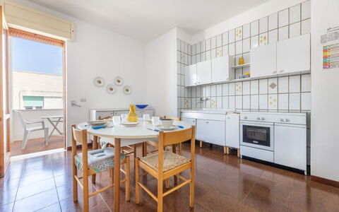 Appartamento Smeraldo, Gallipoli: Pavimentazione, Interior Design, Pavimento, Appartamento, Camera, Soffitto, Sedia, Color Legno, Cucina & Sala Da Pranzo Tavolo, Cucina
