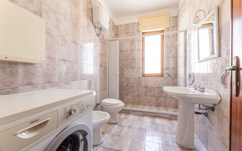 Appartamento Smeraldo, Gallipoli: Pavimentazione, Pavimento, Interior Design, Soffitto, Idraulico Fixture, Gabinetto, Camera, Appartamento, Lavello, Bagno