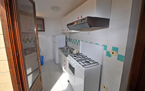 Appartamento Calanca, Marina di Mancaversa: Cucina, Apparecchio Major, Elettrodomestico Da Cucina, Cucina Stufa, Pavimentazione, Controsoffitto, Legna, Pavimento, Stufa A Gas, Interior Design