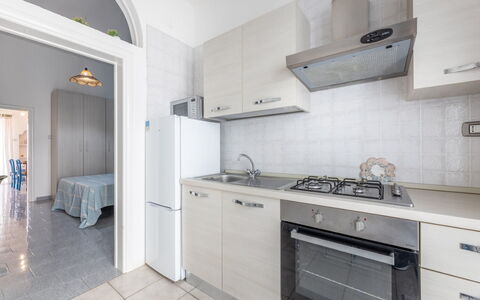 Casa Marinella, Marina di Mancaversa: Pavimentazione, Apparecchio Major, Cucina, Pavimento, Elettrodomestico Da Cucina, Interior Design, Controsoffitto, Cabinetry, Mobilia, Appartamento