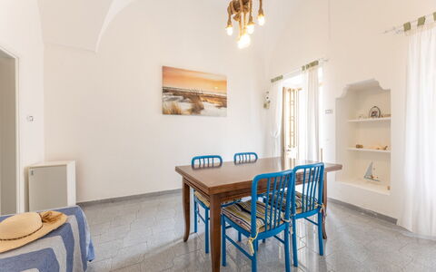 Casa Marinella, Marina di Mancaversa: Mobilia, Pavimentazione, Pavimento, Interior Design, Soffitto, Tavolo, Sedia, Camera, Cucina & Sala Da Pranzo Tavolo