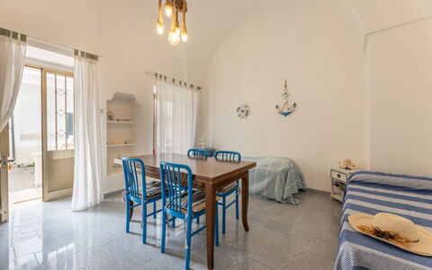 Casa Marinella, Marina di Mancaversa: Pavimentazione, Pavimento, Soffitto, Interior Design, Mobilia, Camera, Sedia, Sala, Piastrella