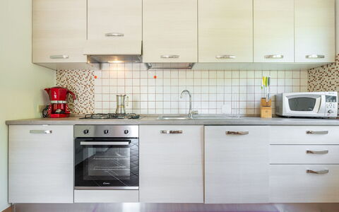 Malù House: Cucina, Elettrodomestico Da Cucina, Controsoffitto, Cabinetry, Apparecchio Major, Lavandino Della Cucina, Pavimentazione, Lavello, Mobilia, Interior Design