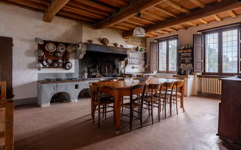 Villa Il Casalino, Florentine Hills with Pool: Mobilia, Legna, Cucina, Casa, Cabinetry, Sedia, Controsoffitto, Stufa, Cucina & Sala Da Pranzo Tavolo, Color Legno