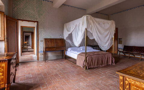 Villa Il Casalino, Florentine Hills with Pool: Pavimentazione, Pavimento, Interior Design, Mobilia, Soffitto, Illuminazione, Camera, Camera Da Letto, Letto, Telaio Del Letto