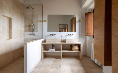 Villa Il Casalino, Florentine Hills with Pool: Pavimentazione, Parete, Pavimento, Idraulico Fixture, Interior Design, Lavandino Del Bagno, Bagno, Mobiletto Del Bagno, Rubinetto, Lavello