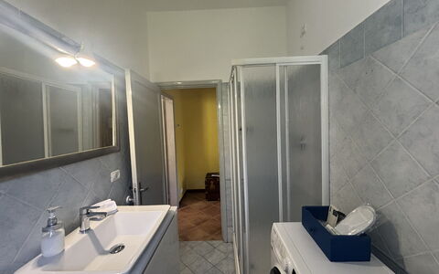 Apartment, Garden, Beigua Unesco Global Geopark: Pavimentazione, Pavimento, Interior Design, Idraulico Fixture, Soffitto, Camera, Idraulico, Illuminazione, Bagno, Rubinetto
