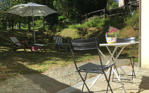 Apartment, Garden, Beigua Unesco Global Geopark: Mobilia, Mobili Da Esterno, Sedia, Tavolo, Tavolo Esterno, Sedia Pieghevole, Shade, Giardino, Cucina & Sala Da Pranzo Tavolo, Ombrello