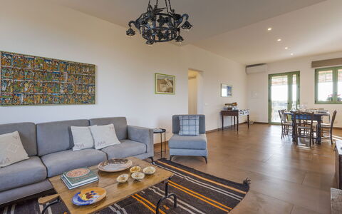 Mami: Mobilia, Pavimentazione, Interior Design, Pavimento, Legna, Divano, Soffitto, Camera, Tavolo, Soggiorno