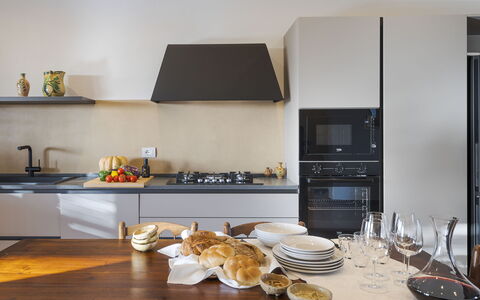 Mami: Cucina, Elettrodomestico Da Cucina, Controsoffitto, Interior Design, Mobilia, Apparecchio Major, Pavimentazione, Cucina Stufa, Elettrodomestico, Cabinetry