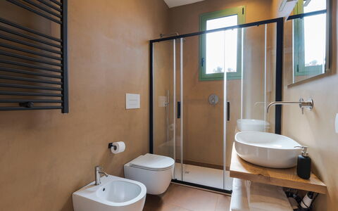 Mami: Pavimentazione, Idraulico Fixture, Interior Design, Bagno, Pavimento, Lavello, Idraulico, Rubinetto, Mobilia, Camera