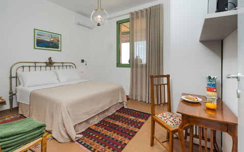Mami: Parete, Interior Design, Mobilia, Camera Da Letto, Appartamento, Letto, Pavimento, Camera, Lenzuolo, Telaio Del Letto